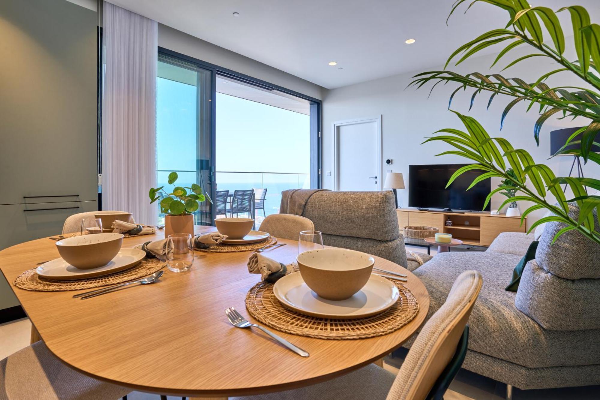 Enchanting One-bedroom On 25th Floor Apartment *